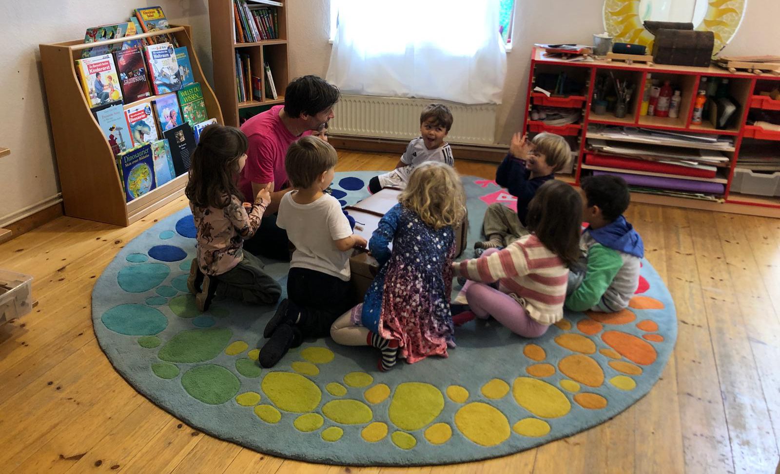 Kinder sitzend in einer Besprechung