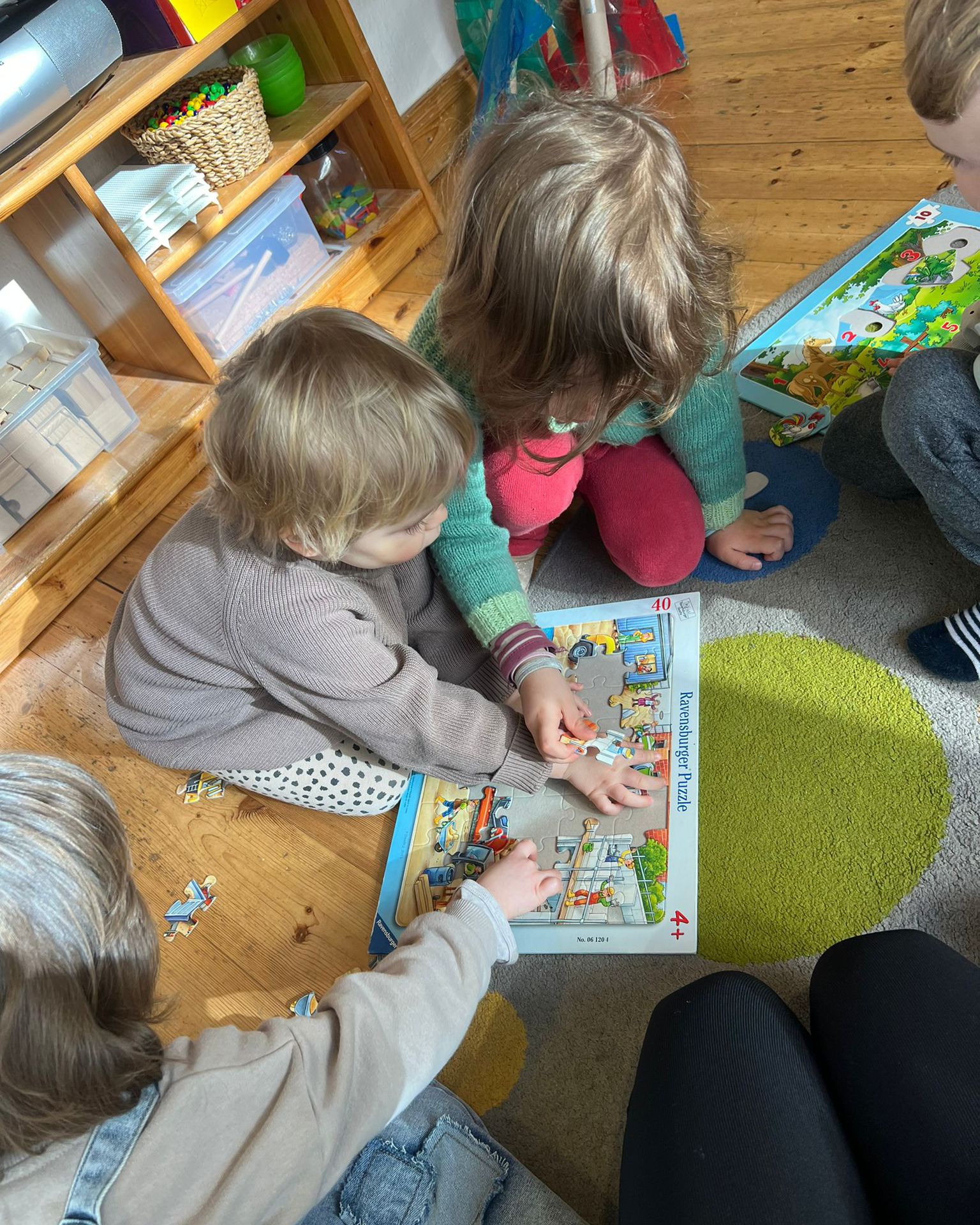 Kinder puzzeln