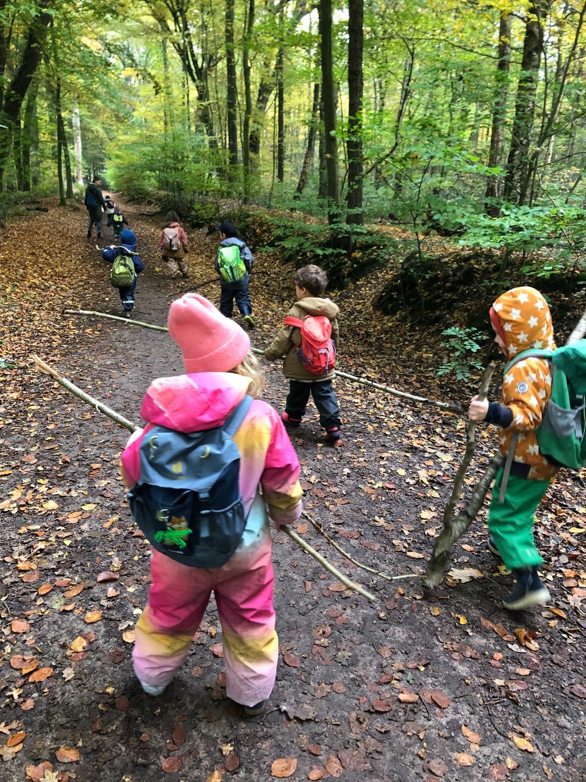 Kinder auf einem Waldweg