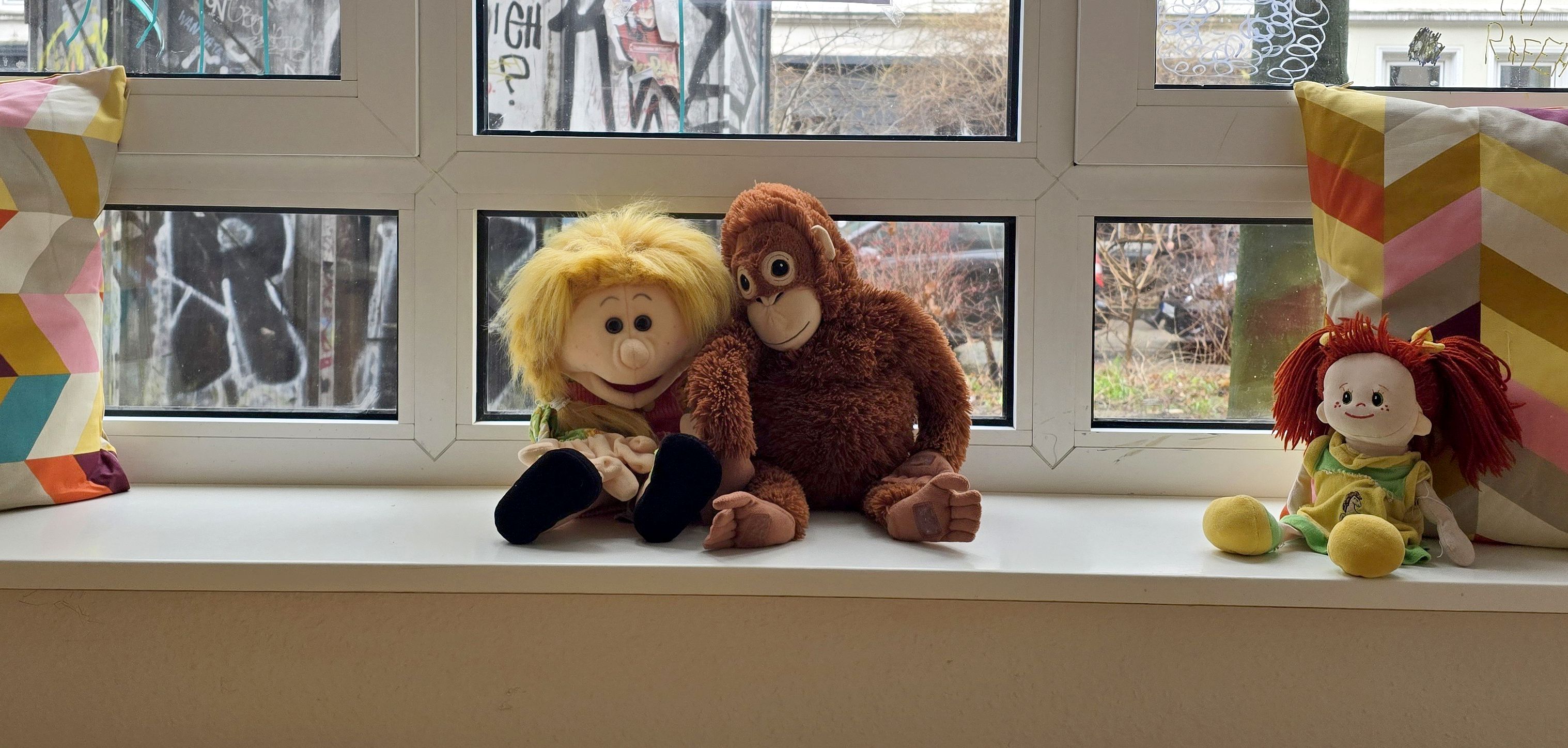 Stoffpuppen auf der Fensterbank